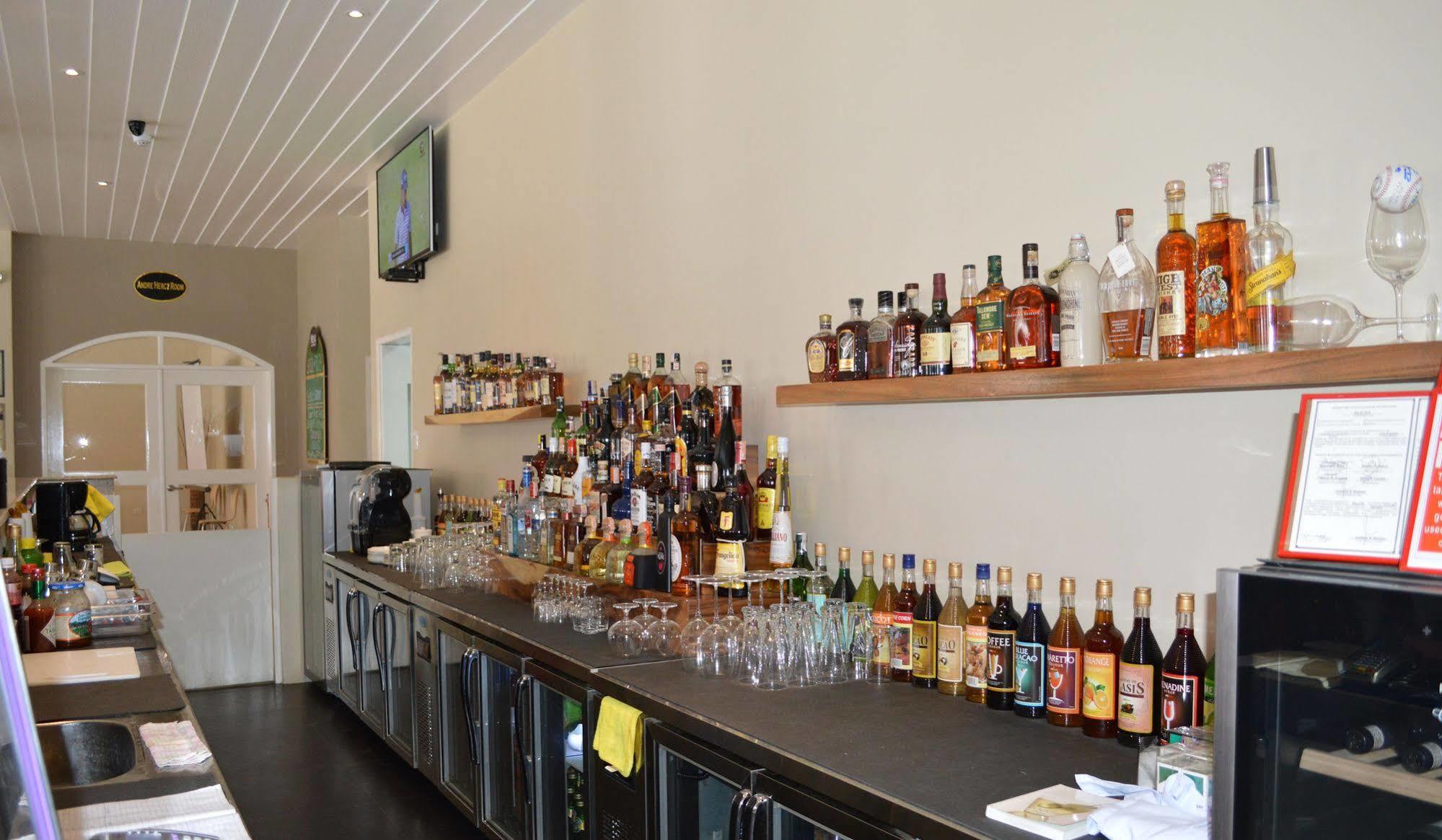 Kingsley'S Hotel And Gastro Pub Mabalacat Exterior foto